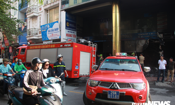 Ảnh: Cháy lớn cửa hàng phân phối gạch, thiết bị vệ sinh tại phố An Trạch