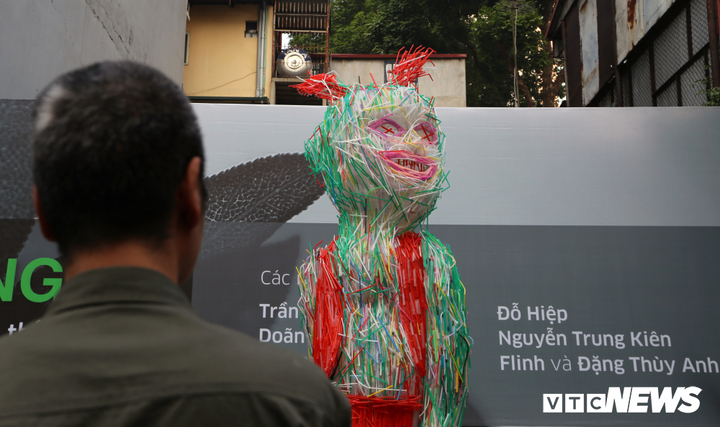 Ảnh: Ngắm chú Tễu khổng lồ làm từ một vạn ống hút nhựa ở Hà Nội