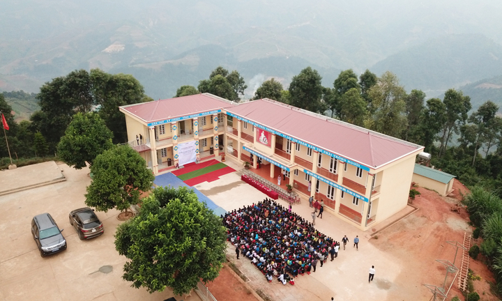 Ảnh: Trường bán trú Mù Cang Chải rực rỡ trong nắng sớm giữa đại ngàn