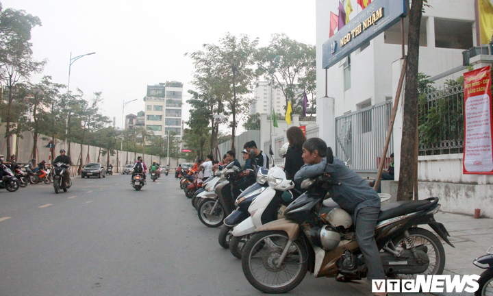 Ảnh: Sau Hà Tĩnh, Nam Định, phụ huynh Hà Nội xếp hàng ngay ngắn chờ đón con