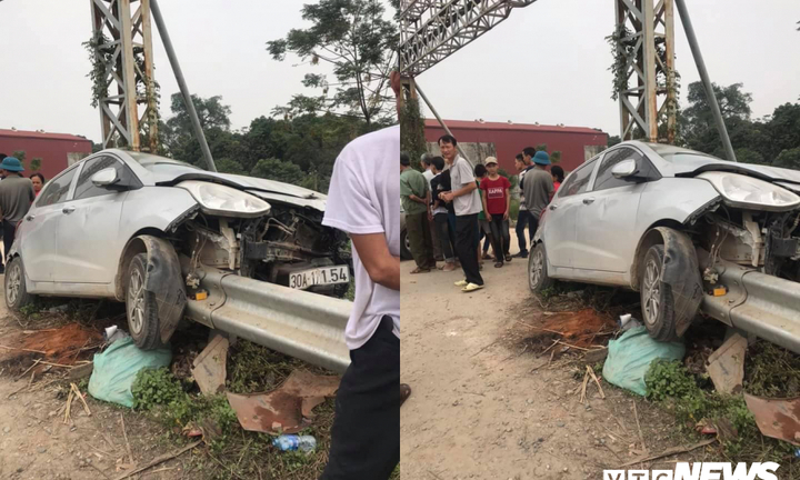 Thanh hộ lan tôn xuyên dọc thân ô tô con, tài xế may mắn thoát chết