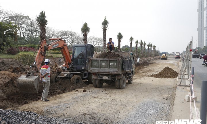 Ảnh: Công nhân xén dải phân cách, mở rộng đường gom Đại lộ Thăng Long