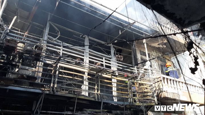 Ảnh: Hiện trường bình gas phát nổ thiêu cháy 4 nhà dân trên phố Thủ đô