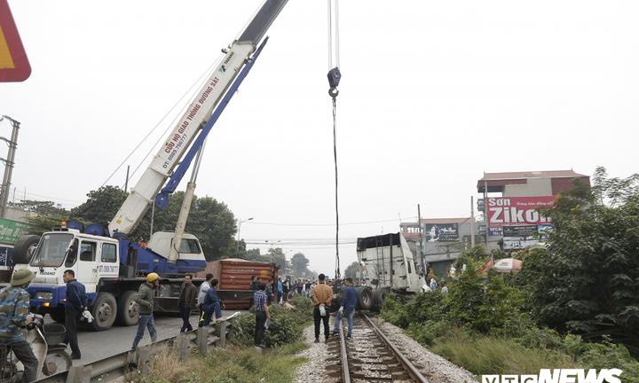Cố băng qua đường sắt ở Hà Nội, xe container bị tàu tông đứt đôi