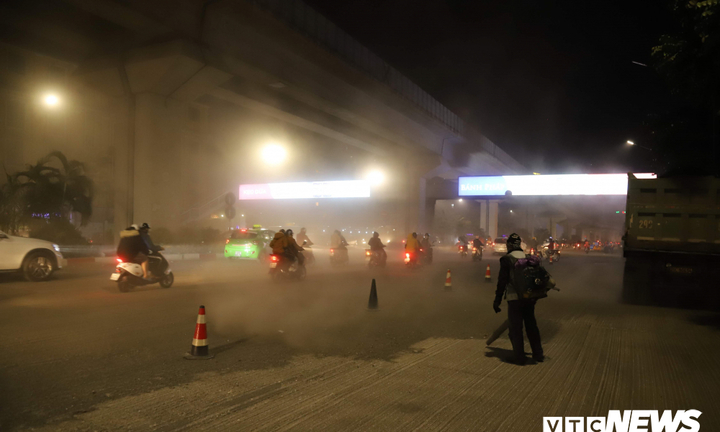 Ảnh: Công nhân thổi bụi mịt mù trên đường Nguyễn Trãi khiến người đi đường phát hoảng