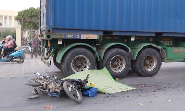 Ông nhập viện, 2 cháu chết thương tâm trên đường đi học về