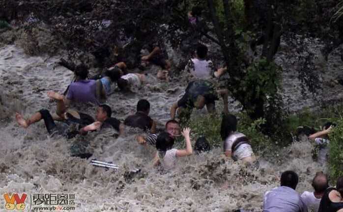 Video: Cận cảnh thủy triều kỳ quái cuốn bay người trên sông Tiền Đường