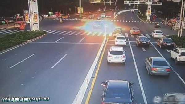 Range Rover nổ như bom trên đường phố Trung Quốc