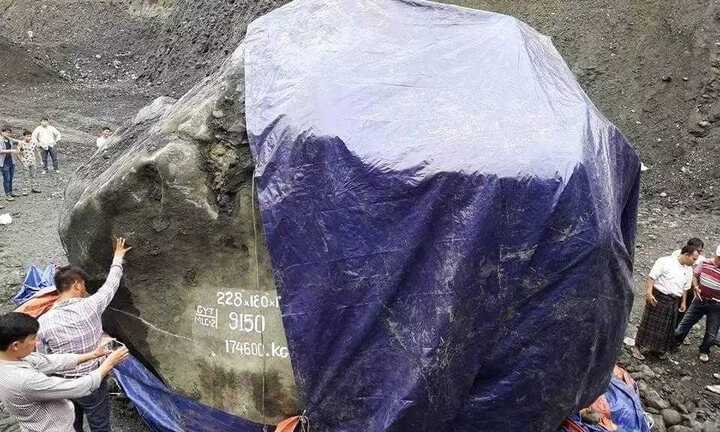 Phát hiện khối ngọc bích khổng lồ gần 200 tấn ở Myanmar