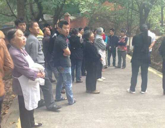 Bệnh nặng, 2 vợ chồng buộc chặt tay nhau nhảy lầu tự tử