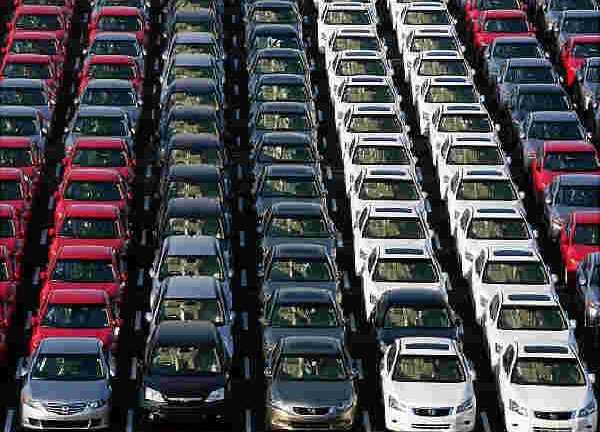 Tiếc đứt ruột nhìn hàng trăm ngàn xe hơi mới cứng vứt tràn lan ở những 'nghĩa địa xe' khổng lồ