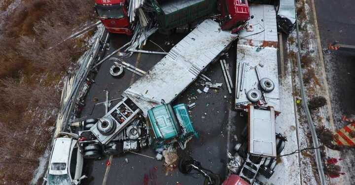 Hình ảnh không thể tin nổi vụ tai nạn khủng khiếp chưa từng thấy trên cao tốc Trung Quốc