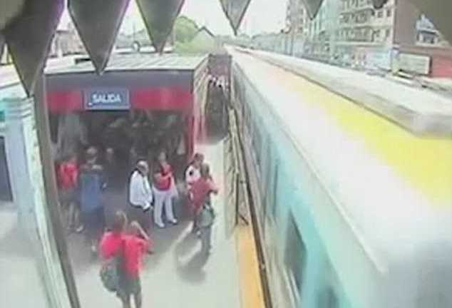 Tìm cách trốn vé, mẹ suýt để con bị tàu hỏa đâm trúng