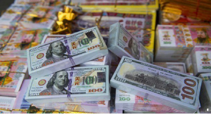 Nhóm lừa đảo đem 'tiền âm phủ' gửi ngân hàng rồi thản nhiên rút tiền thật ở ATM