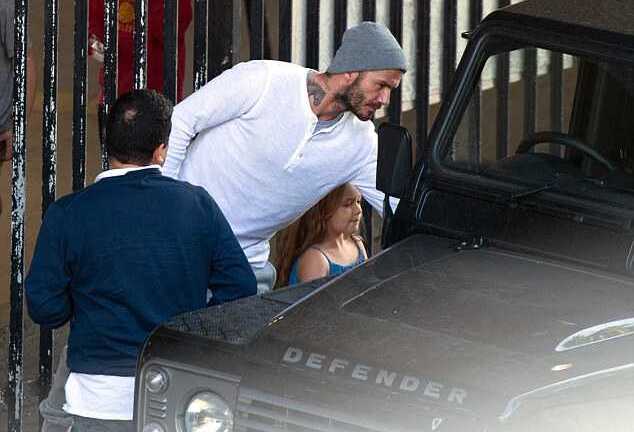 Bé Harper Beckham nghịch ngợm, quấn bố không rời