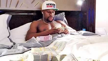 Khoe tiền chưa đủ, Floyd Mayweather ném 9000 USD cho người hâm mộ