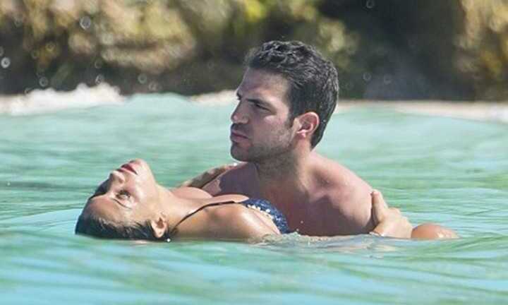 Người tình hơn 13 tuổi chuẩn bị sinh con thứ 3 cho Fabregas