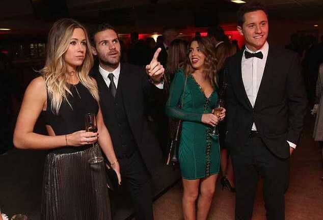 Dàn sao Man Utd dẫn bạn gái xinh đẹp đi làm từ thiện