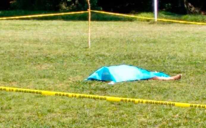 Rút thẻ đỏ đuổi cầu thủ, trọng tài Mexico bị đánh chết