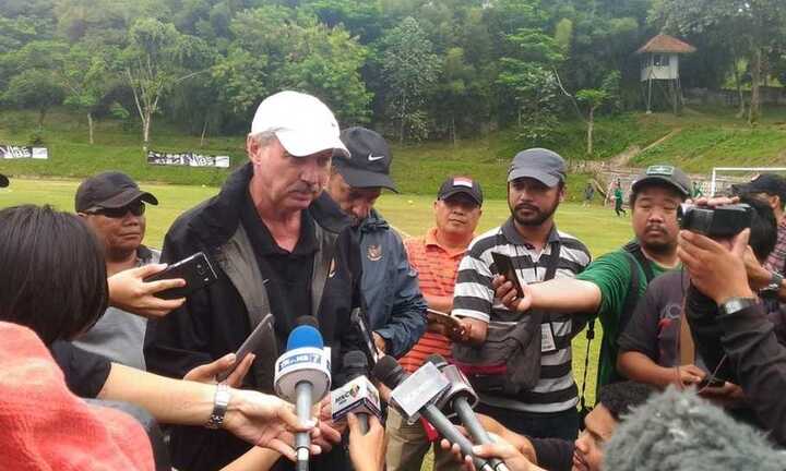 HLV Riedl: Tuyển Việt Nam gần như không có điểm yếu, Indonesia phải đá tấn công