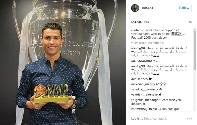 Ronaldo hí hửng khoe danh hiệu do fan Trung Quốc bầu chọn