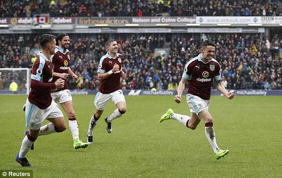 Cựu tiền vệ MU ghi bàn, Burnley cầm hòa Chelsea