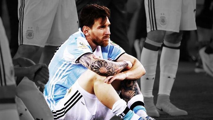 Chửi trọng tài, bị cấm thi đấu, Messi nên trả lại băng đội trưởng Argentina