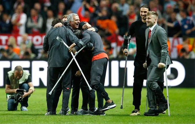 Biệt đội chống nạng của MU vô địch Europa League khiến fan rưng rưng nước mắt