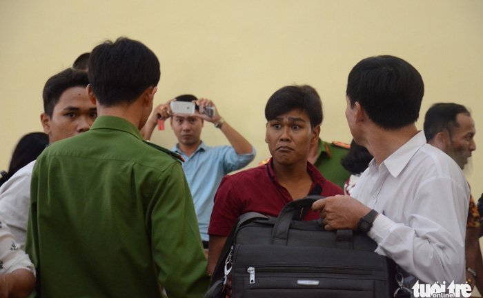 Người nhà đập phá, la hét khi tòa tuyên án bị cáo dâm ô khiến nữ sinh lớp 5 tự tử