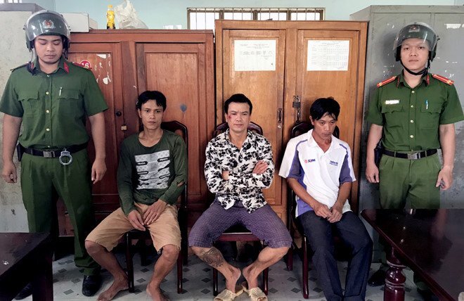 Nhóm côn đồ mang súng đi đòi tiền bảo kê bán hàng rong ở Khánh Hòa