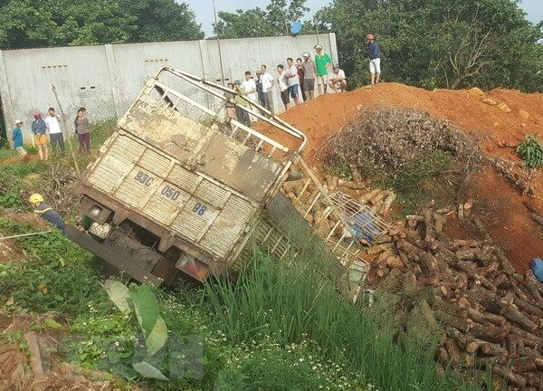 Xe tải đâm xe ba gác rồi lao xuống vực, 2 người chết tại chỗ