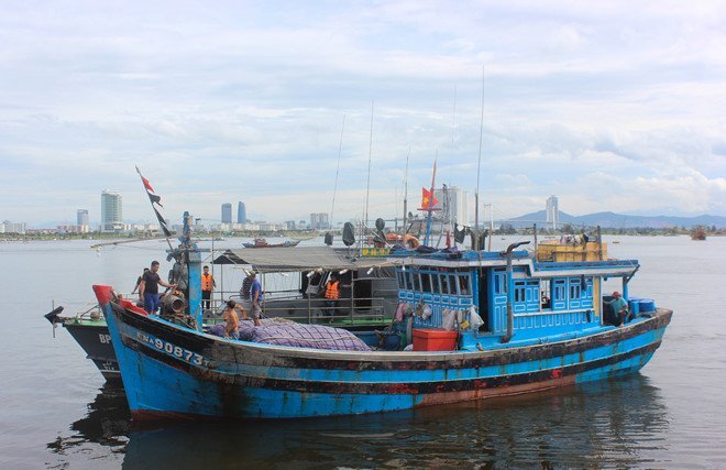 8 ngư dân Đà Nẵng được cứu sống sau 30 giờ trôi dạt trên biển