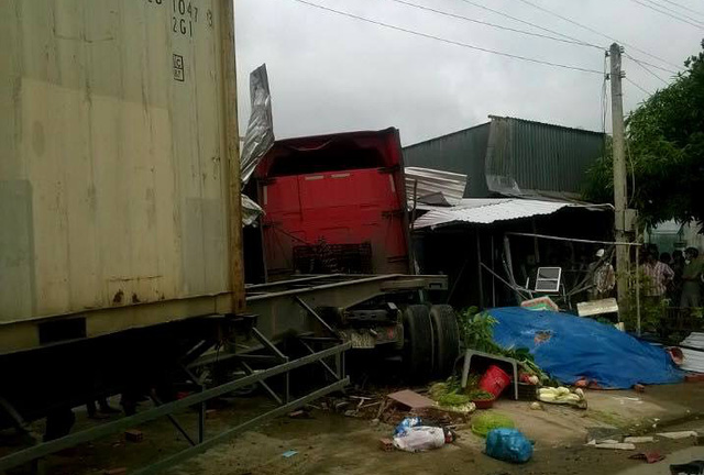 Xe container lao vào nhà dân, bé gái 6 tuổi thiệt mạng