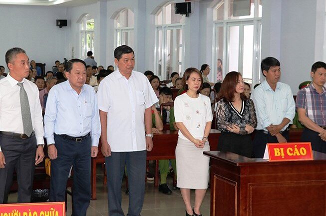 Nguyên Chủ tịch, Phó Chủ tịch UBND TP Vũng Tàu hầu tòa: Hoãn xử, điều tra bổ sung