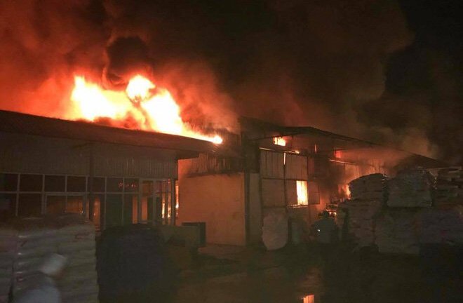 Cháy ngùn ngụt chợ Gạo Hưng Yên, hàng trăm người căng mình dập lửa