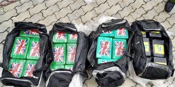 Kiểm tra container phế liệu nhập khẩu, phát hiện 100 bánh cocaine