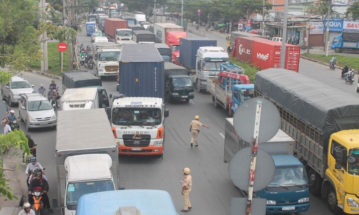 Chạy trong làn xe ô tô, người đàn ông đi xe máy bị container cán chết