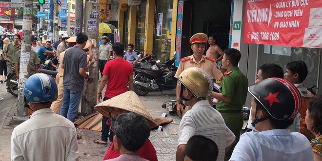 Người đàn ông đi xe máy tông vào cột điện chết tại chỗ ở TP.HCM