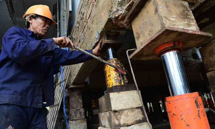 Ảnh: 'Thần đèn' nâng nhà thờ 5.500 tấn ở TP.HCM lên 2 m