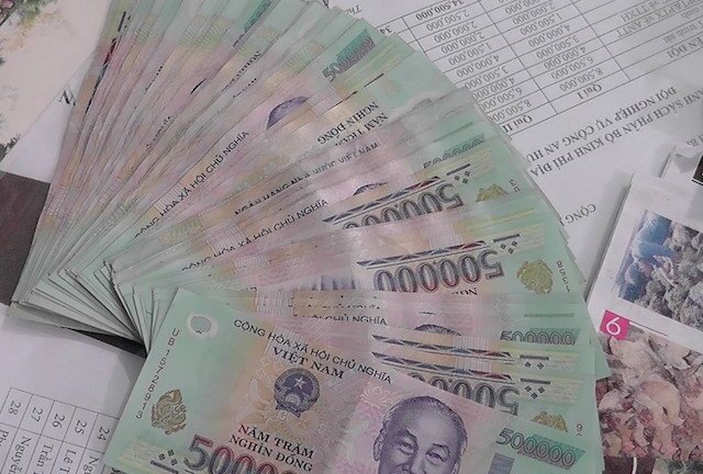 Nhặt được cọc tiền hơn 30 triệu đồng, 3 nam sinh tìm người trả lại