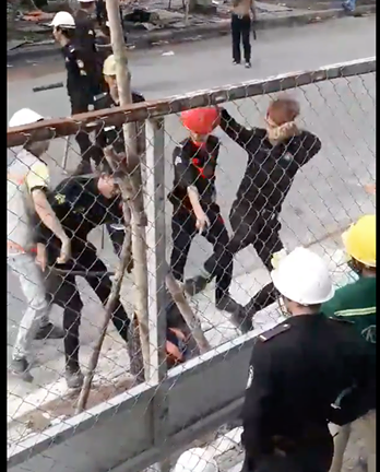 Xôn xao clip hai thanh niên bị nhóm bảo vệ tấn công tàn nhẫn ở TP.HCM