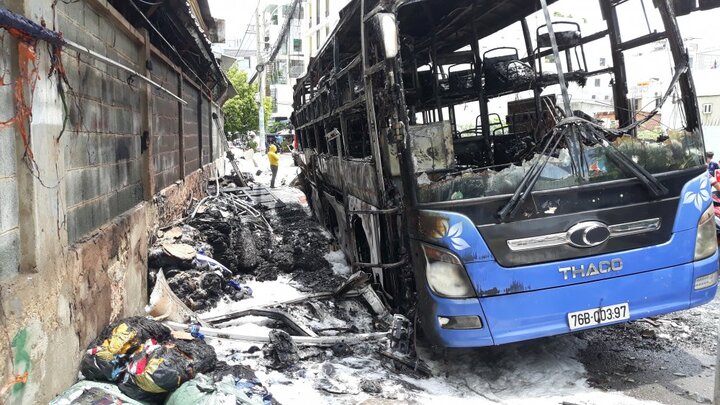 Xe khách bốc cháy dữ dội giữa trưa ở TP.HCM