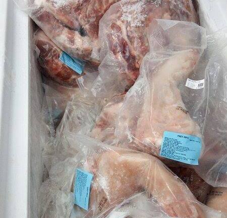 Thịt heo hết hạn sử dụng được bày bán trong siêu thị Meat Farm ở TP.HCM