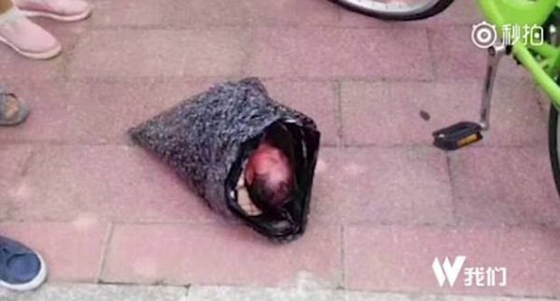 Phẫn nộ với người mẹ nhẫn tâm vứt bỏ con bằng cách gửi... chuyển phát nhanh