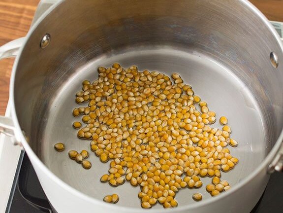 Bật mí cách làm bắp rang bơ thơm lừng siêu đơn giản tại nhà