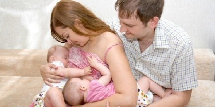 Nuôi trẻ sinh đôi bằng sữa mẹ hoàn toàn trong 6 tháng đầu: Liệu có đủ sữa cho con?