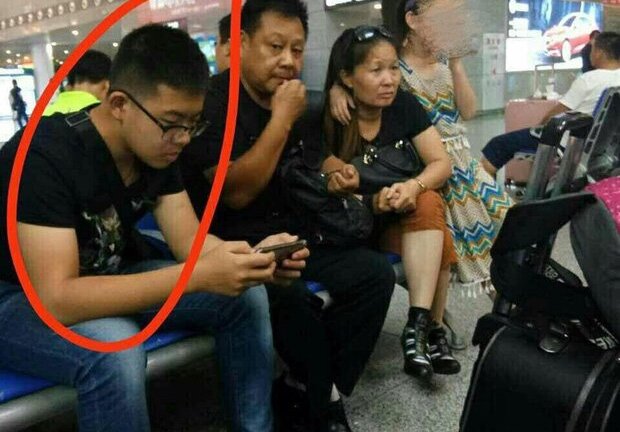 Hé lộ danh tính nam thanh niên thản nhiên sờ soạng bé gái nơi công cộng gây phẫn nộ