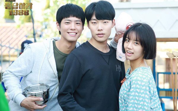 Reply 2017: Hyeri và Ryu Jun Yeol chính thức hẹn hò, Park Bo Gum thành nam phụ