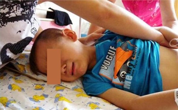 Con mắc sỏi niệu quản, tràn dịch thận vì mẹ bổ sung canxi quá mức
