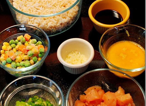 Cách làm món cơm chiên gà 'ăn là mê' chỉ với nguyên liệu là cơm nguội